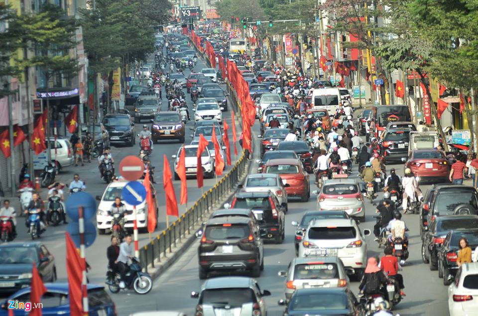 
Giao thông ở một số tuyến đường trung tâm thành phố đã bắt đầu trở nên đông đúc từ chiều mùng 1 Tết