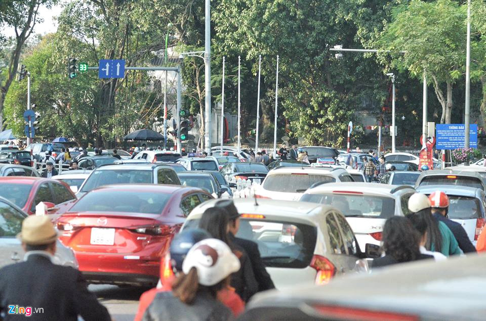 
Do thời tiết nắng ấm, lại cộng thêm việc nhiều xe ô tô đỗ tràn xuống đường gây ùn tắc kéo dài tại các tuyến phố 