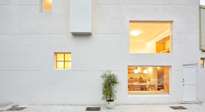 
Đội ngũ thiết kế đã thiết kế thêm nhiều cửa sổ lớn phía bên hông nhà để tận dụng triệt để ánh sáng tự nhiên