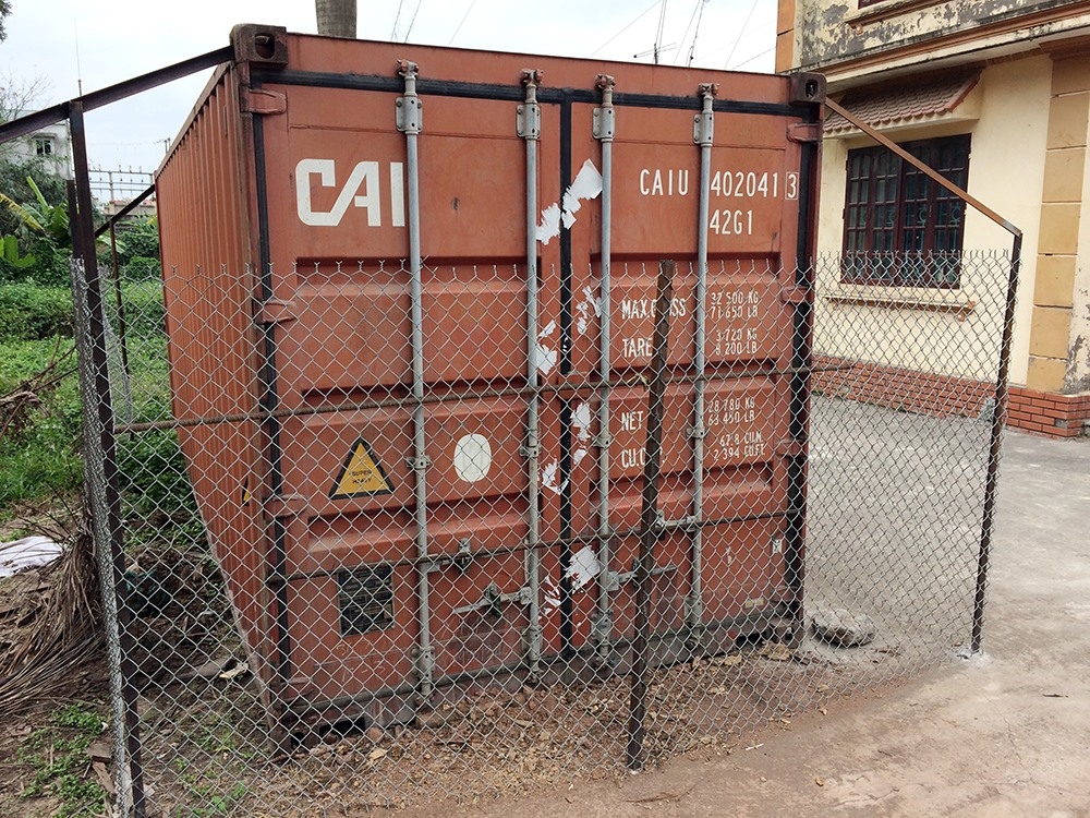 
Chiếc container cũng được bảo vệ rất cẩn thận bằng nhiều lớp khóa và hàng rào