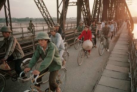 
Người dân lao động trở về sau một ngày làm việc mệt mỏi, ảnh chụp một góc cầu Long Biên