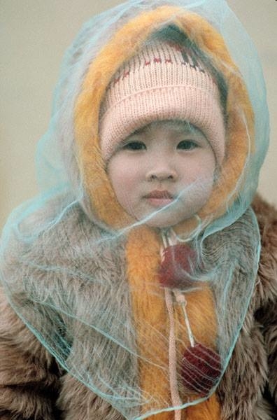 
Chiếc khăn mỏng được sử dụng để choàng cho em bé là một trong những nét đặc trưng của Hà Nội những năm 89