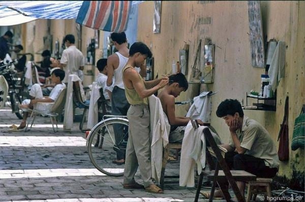 
Và tất nhiên là không thể thiếu hình ảnh những tiệm cắt tóc nhỏ trên vỉa hè, một trong những đặc điểm nổi bật nhất của Hà Nội xưa cũ