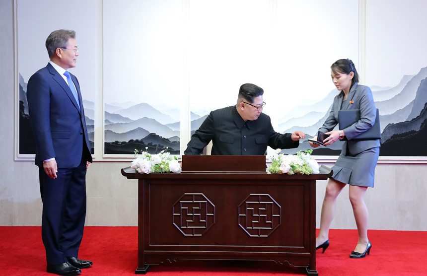 
Hình ảnh cô em gái Chủ tịch Kim chu đáo và tận tâm chăm sóc anh trai không còn quá xa lạ với truyền thông thế giới.


Trước đó vào tháng 4 vừa qua, cô Kim Yo Jong từng là người phụ nữ duy nhất trong số 6 quan chức cấp cao Triều Tiên có mặt tại cuộc đàm phán Triều Tiên - Hàn Quốc.