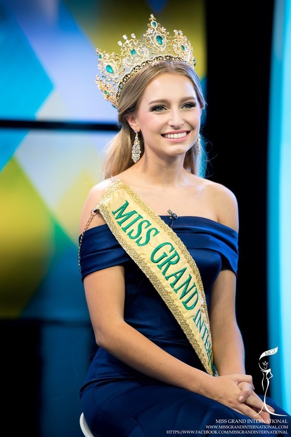 Sốc nhất thế giới: Hoa hậu Hoà bình Quốc tế tước vương miện 2 người đăng quang trong 1 nhiệm kì - Tin sao Viet - Tin tuc sao Viet - Scandal sao Viet - Tin tuc cua Sao - Tin cua Sao