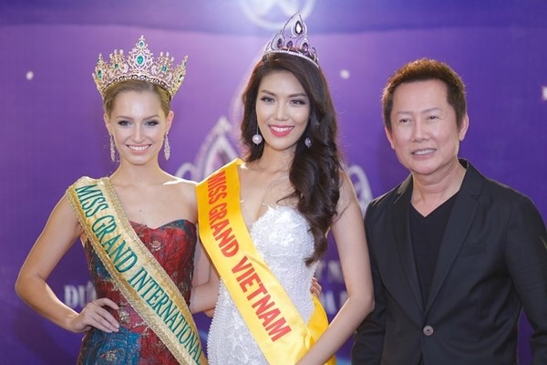 
Cả hai đã từng sang Việt Nam và trao sash Miss Grand Vietnam cho Lan Khuê. Tuy nhiên nàng hậu đã không thể tham gia Miss Grand International 2016 vì lý do cá nhân. Đại diện của Việt Nam năm ấy là Nguyễn Loan.​