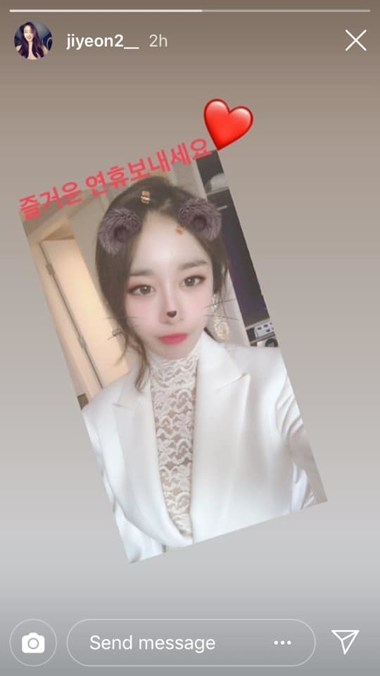 
Ngoài ra, Jiyeon cũng đăng ảnh tự sướng xinh đẹp trên Instagram story kèm lời nhắn chúc mọi người nghỉ lễ vui vẻ.