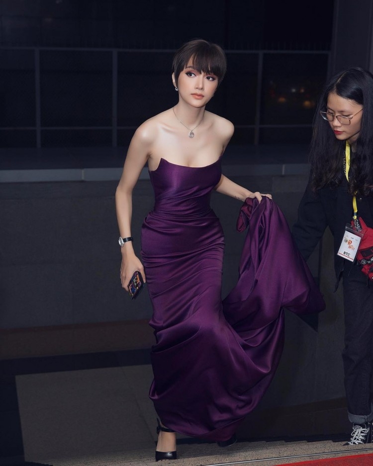  
Chiếc váy mà Mỹ Linh mặc tối qua đã được Hương Giang diện khá lâu trước đó. Lúc bấy giờ, "Nữ Hoàng LGBT" cũng tỏa sáng rực rỡ trong chiếc đầm cúp ngực này.