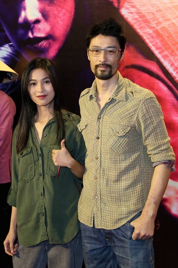  
Johnny Trí Nguyễn diện áo cũ từng đóng chung phim với Ngô Thanh Vân đến chúc mừng "tình cũ" một thời.