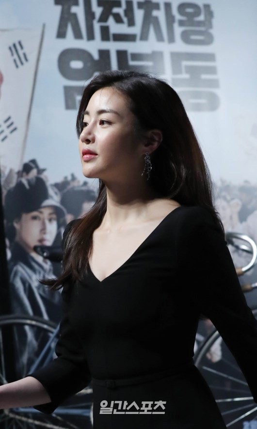 
Kang Sora diện bộ đầm đen xẻ ngực không quá sâu