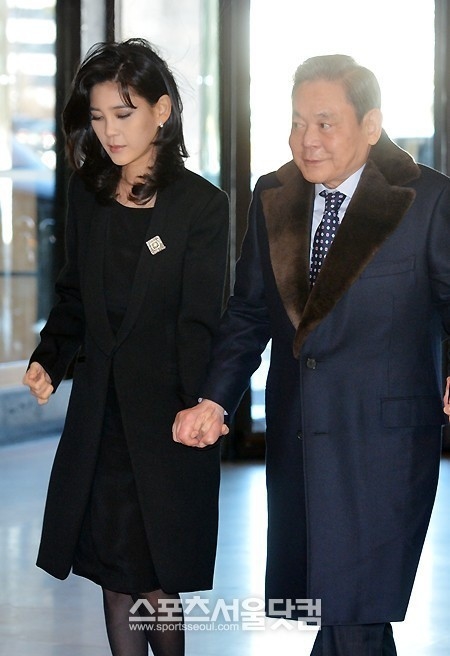 
Tiểu thư Lee Boo Jin và cha mình. 