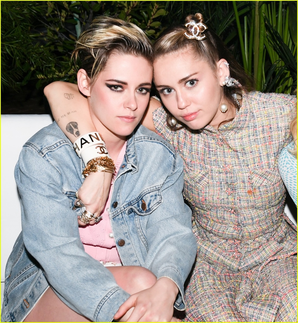 
Miley Cyrus thân thiết bên cô bạn Kristen Stewart