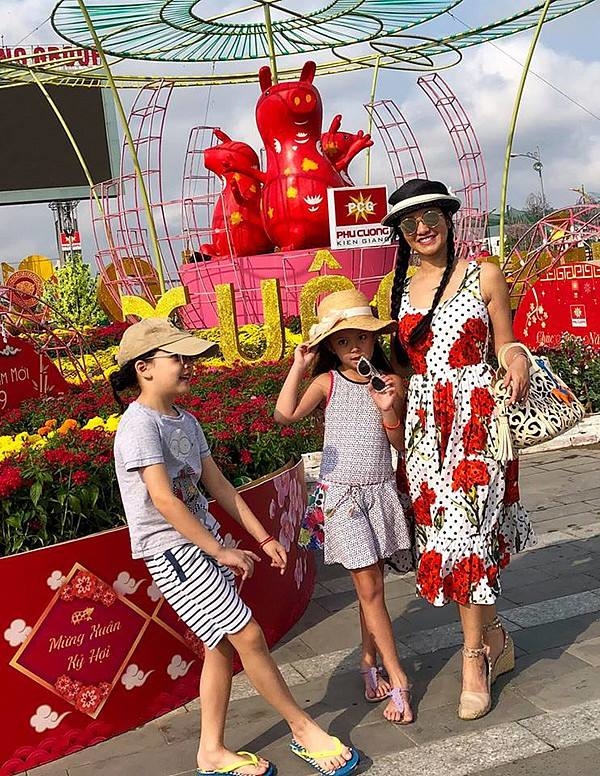 
Hồng Nhung hạnh phúc cùng 2 bé trong dịp Xuân 2019.