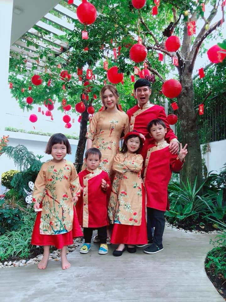 
Vợ chồng Lý Hải cùng đàn nhóc tì chung 1 concept áo dài đón Xuân 2019.