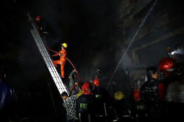 
Hơn 200 lính cứu hỏa đã được điều động tới hiện trường để dập tắt đám cháy