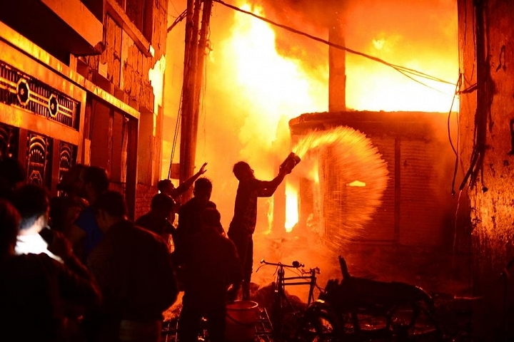
Các nhân viên cứu hỏa cùng với người dân phải rất nỗ lực để ngăn không cho ngọn lửa bùng phát 