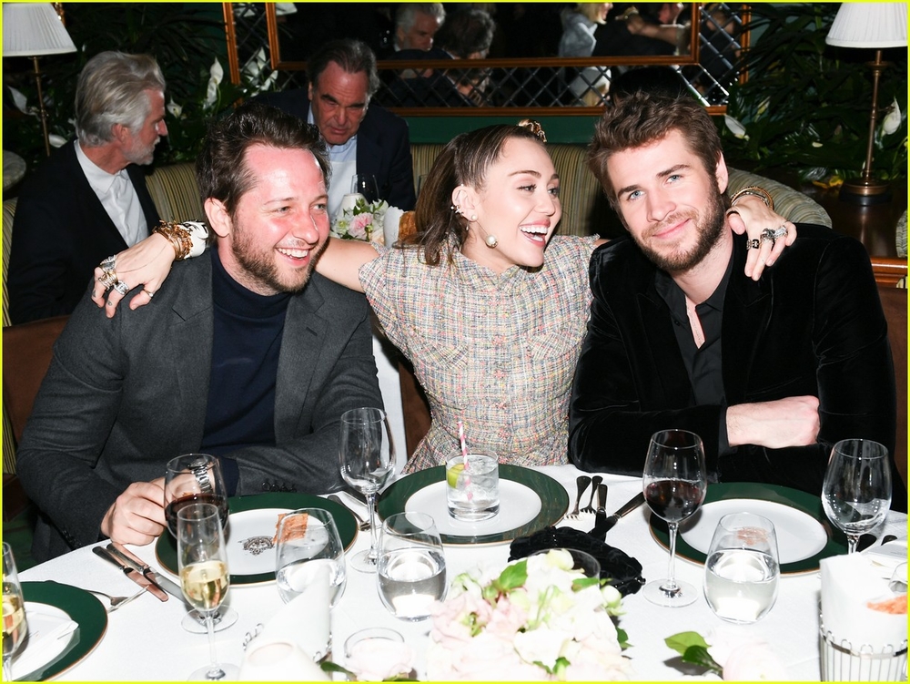 Tiền tiệc Oscar: Miley Cyrus tình tứ bên nàng Bella của Twilight dù đến với chồng