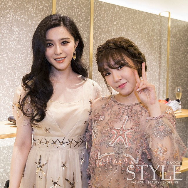 
Tiffany trông dễ thương hết nấc với lối make-up trẻ trung và mái tóc tết tuy nhiên khi đứng cạnh Phạm Băng Băng thì dường như cô nàng chị "dìm" không thương tiếc bởi thần thái sang chảnh của mỹ nhân xứ Hoa.