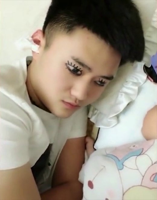 Người bố trẻ vẽ mắt giả lên mặt để được ngủ trước con