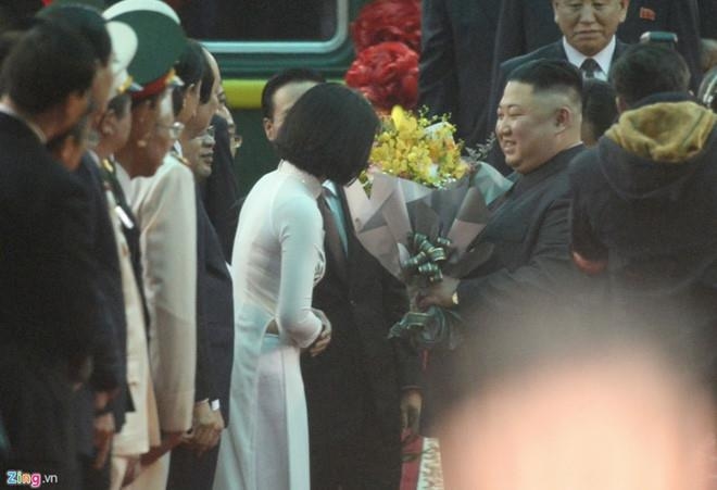 
Cô gái may mắn được chọn để tặng hoa cho ông Kim Jong Un sáng ngày 26/2 (Ảnh: Zing)