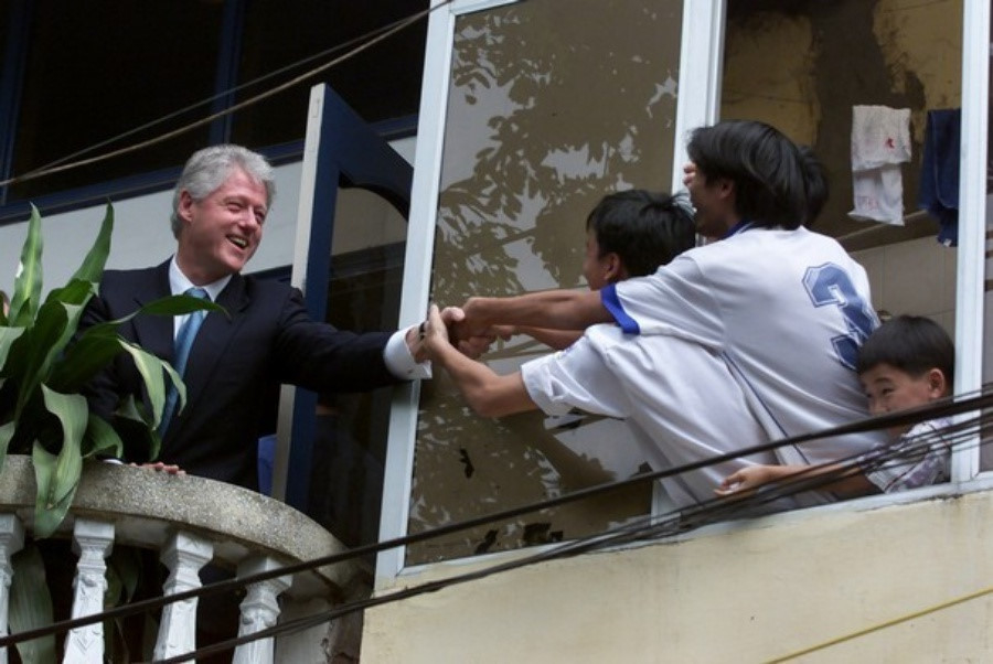 
Đây là một bức ảnh từng gây “bão” truyền thông quốc tế khi Tổng thống Mỹ Bill Clinton không ngần ngại bắt tay người dân từ ban công một ngôi nhà, sau khi thăm Văn Miếu Quốc Tử Giám.