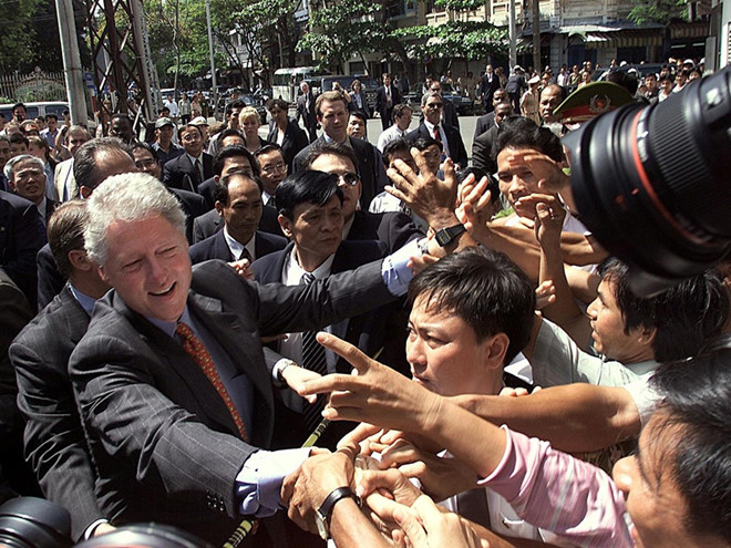 
Ngày 17/11/2000, ông Bill Clinton có chuyến thăm lịch sử khi là Tổng thống Mỹ đầu tiên tới Việt Nam kể từ sau khi chiến tranh kết thúc. Ông vui vẻ bắt tay người dân TP. Hồ Chí Minh khi được họ hân hoan chào đón. 