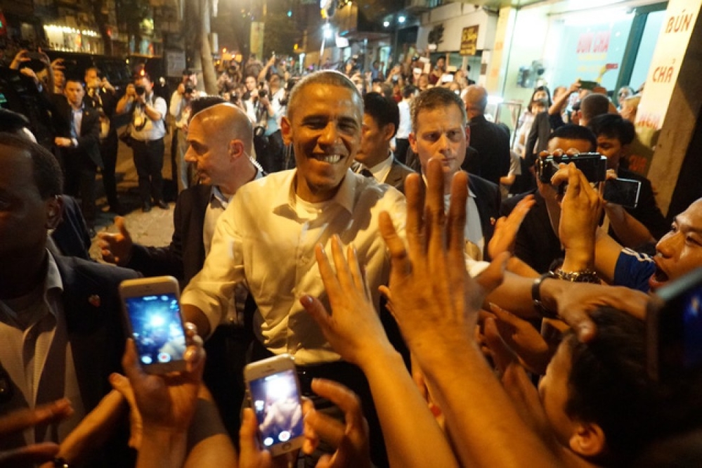 
Rời quán bún chả, ông Obama nán lại vẫy tay chào người dân Hà Nội với nụ cười thân thiện.
