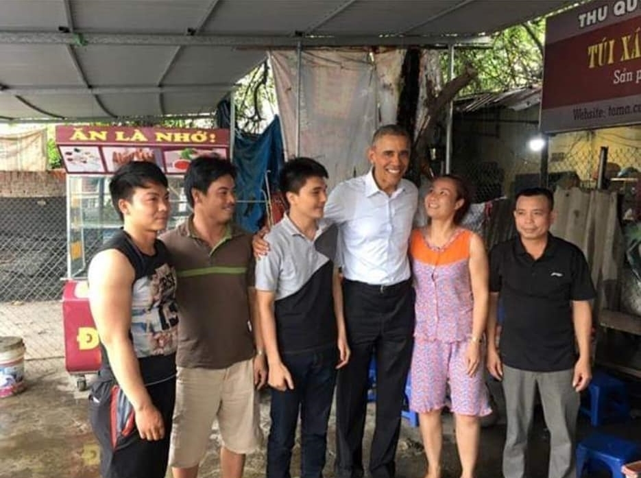 
Trên đường ra sân bay Nội Bài để vào TP.Hồ Chí Minh, ông Obama còn ghé vào một quán trà đá bên đường, hỏi han nói chuyện, bắt tay với người dân và mua một chút cốm Làng Vòng.