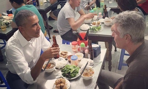 
Trong chuyến viếng thăm Việt Nam năm 2016, Tổng thống Mỹ Barack Obama đã không ngại ngần ngồi ăn bún chả bình dân trên phố Lê Văn Hưu (Hà Nội) như bao người Việt Nam. 