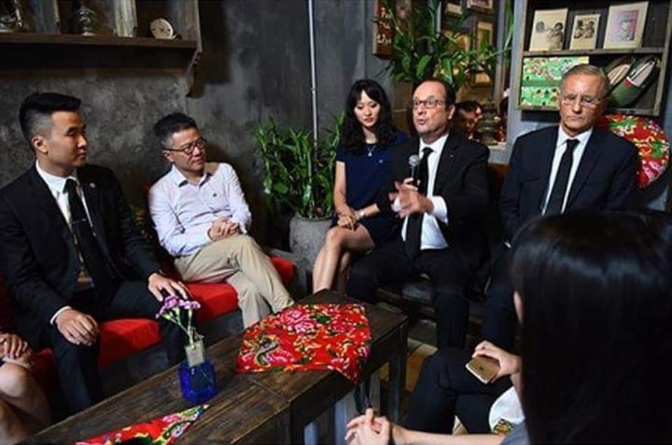 
Tháng 9/2016, trong ngày đầu tiên thăm chính thức Việt Nam, Tổng thống Pháp Francois Hollande đã có cuộc trò chuyện thân mật với Giáo sư Ngô Bảo Châu và một số bạn trẻ tại một quán cà phê ở phố Mã Mây (Hà Nội).