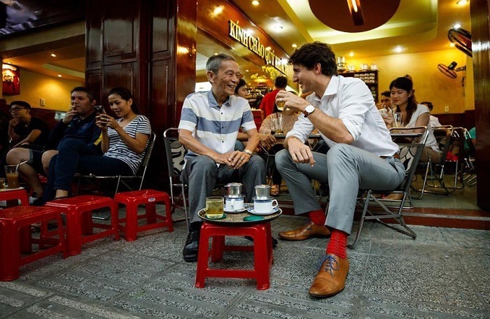
Trong chuyến công du Việt Nam năm 2017, vị Thủ tướng Canada Justin Trudeau điển trai lịch lãm đã không ngần ngại ngồi cà phê vỉa hè trên đường Lê Thánh Tôn, Quận 1, TP. Hồ Chí Minh. 