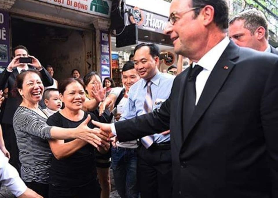 
Ông thân thiện bắt tay người dân mến khách khi tới thăm đình Kim Ngân, nằm trên phố Hàng Bạc.