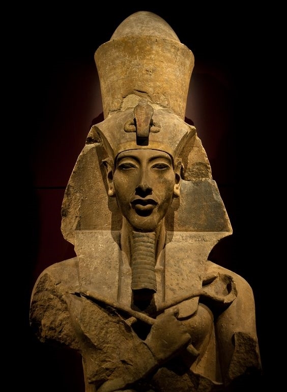
Akhenaten bị chính con trai mình lật đổ.