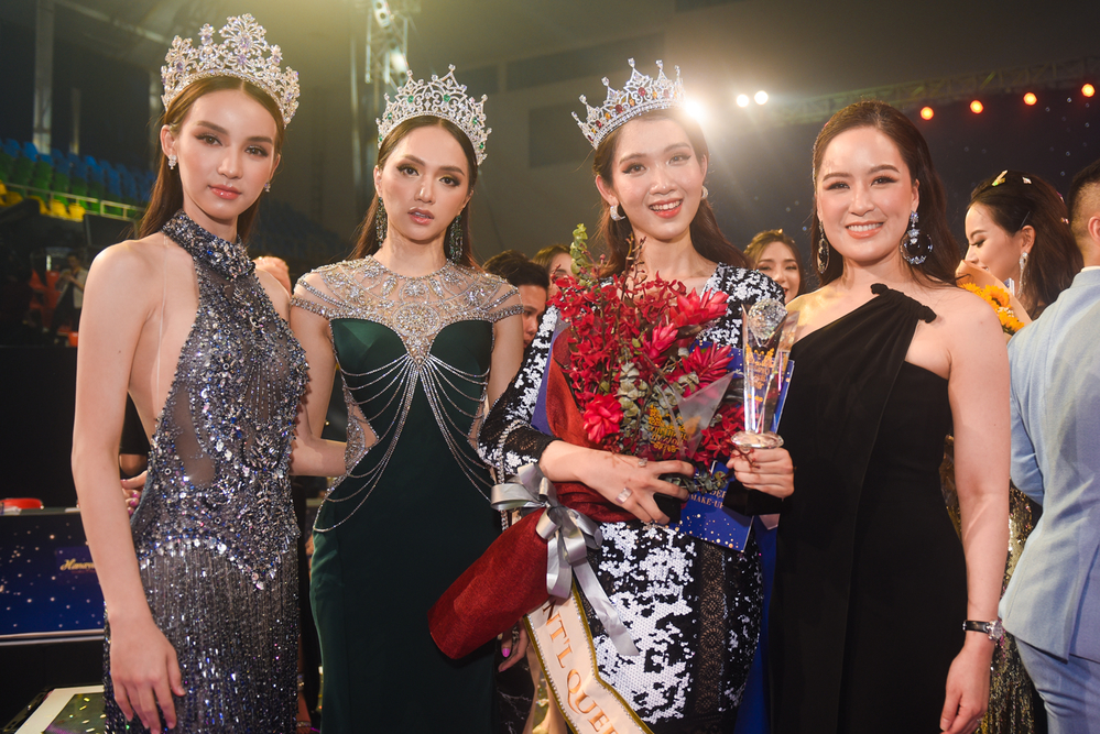 
Chính cuộc thi này đã khiến mọi người có cái nhìn tích cực hơn và bắt đầu đối xử với người chuyển giới một cách bình đẳng. Nó còn tạo cơ hội để tìm kiếm gương mặt sáng giá nhất kế nhiệm Hương Giang đi dự thi Miss International Queen 2019 tại Thái Lan - Nhật Hà. Cuộc thi là bước tiến lớn, góp phần đập tan  những định kiến không mấy hay ho về cộng đồng này trước đây.