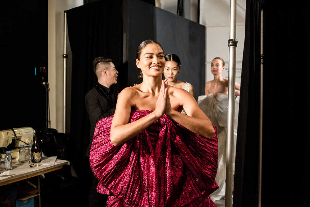 Hậu trường nóng bỏng của dàn thiên thần Victoria Secret trong show Công Trí ở New York Fashion Week