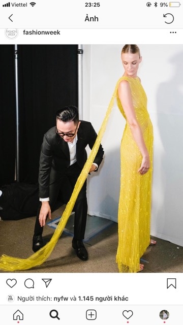 
Hành động cúi người sửa váy cho người mẫu trước giờ catwalk của NTK Công Trí đã lọt vào ống kính của nhiếp ảnh gia và được trang NYFW đăng tải đã nhận được nhiều lời khen từ bạn bè quốc tế.