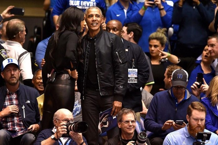 
Xuất hiện bất ngờ để xem trận đấu bóng rổ với phong cách thời trang trẻ trung, cựu Tổng Mỹ khiến CĐM phấn khích bởi style ngày càng năng động của Obama khi bước qua tuổi 57.