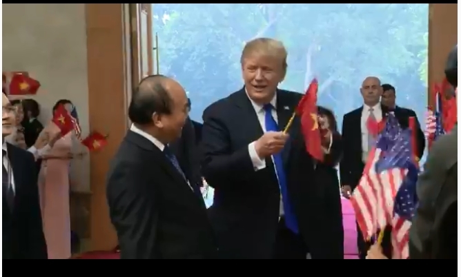Tổng thống Donald Trump đã mượn cờ Việt Nam của một em học sinh tại Phủ chủ tịch. Ảnh: Cắt từ clip 
