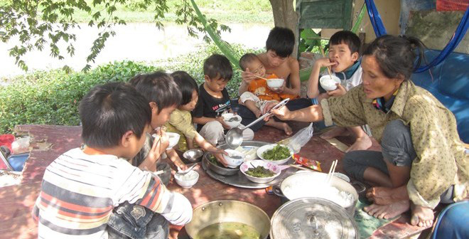 
Những đứa trẻ khuôn mặt lem luốc, quây quần cùng ăn bữa cơm rau đạm bạc với mẹ (Nguồn: Infonet)