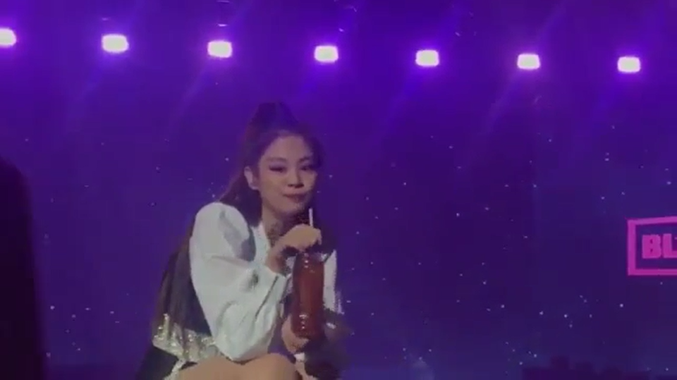 
Jennie được cầu hôn ngay tại concert.