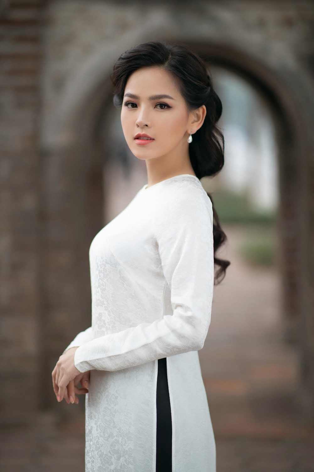 
Không chọn những bộ áo dài ôm dáng, Phi Huyền Trang vẫn xinh đẹp và thướt tha trong tà áo dài trắng dáng rộng truyền thống của người con gái Việt xưa. 
