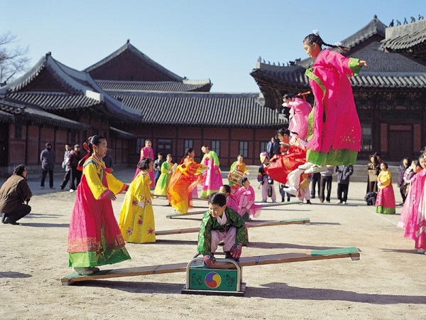 
Trong 3 ngày Tết, người Hàn Quốc thường mặc trang phục truyền thống Hanbok.​ Ảnh: Internet