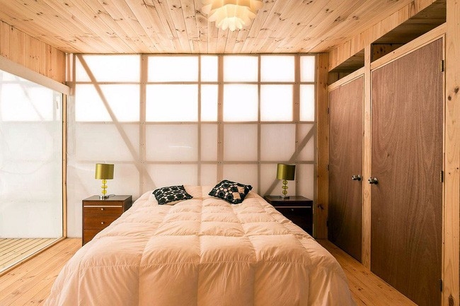 
Phòng ngủ với cửa kính lớn giúp dễ dàng ngắm cảnh hay đón bình minh mỗi ngày ngay từ phòng luôn