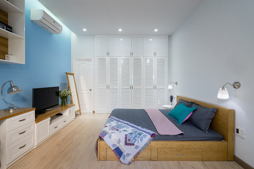 
Phòng ngủ của bố mẹ vẫn giữ 2 gam màu trắng – xanh nhưng điểm xuyến thêm tông màu xám làm không gian thêm nổi bật