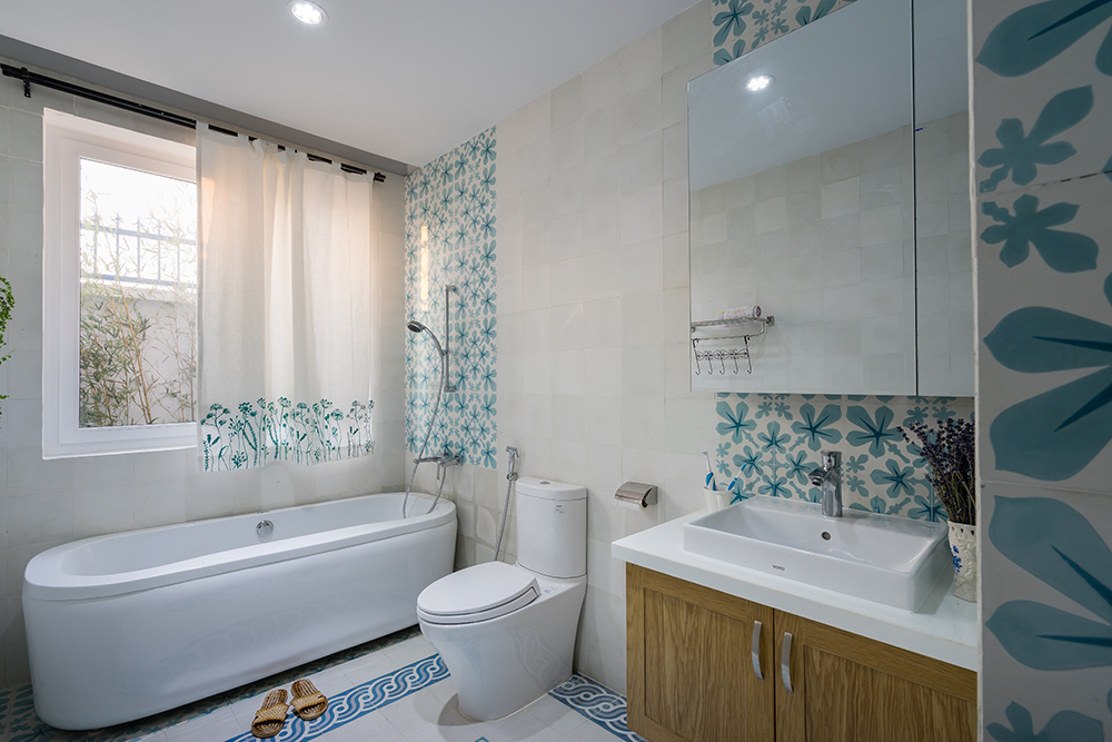 
Phòng tắm nhẹ nhàng tinh tế với hoa tiết hoa màu xanh mát