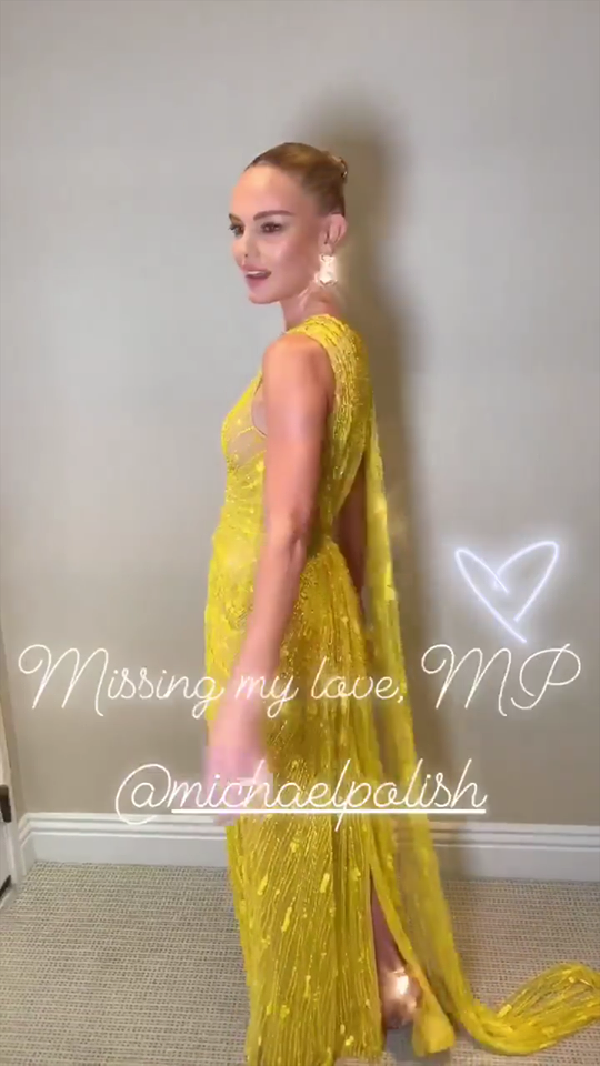 
Nữ diễn viên Kate Bosworth cũng ưu ái lựa chọn một thiết kế váy đính kim sa màu vàng nổi bật, một chiếc váy cực kì tâm đắc của NTK trẻ tuổi.