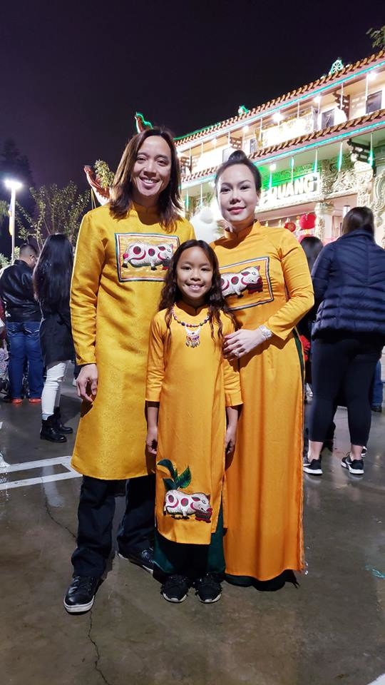 
Như mọi năm, gia đình Việt Hương diện áo dài rực rỡ để đi lễ chùa. - Tin sao Viet - Tin tuc sao Viet - Scandal sao Viet - Tin tuc cua Sao - Tin cua Sao