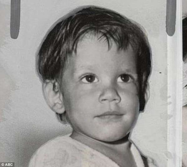 
Hình ảnh lúc Paul 2 tuổi và được trao trả cho cha mẹ nuôi. 