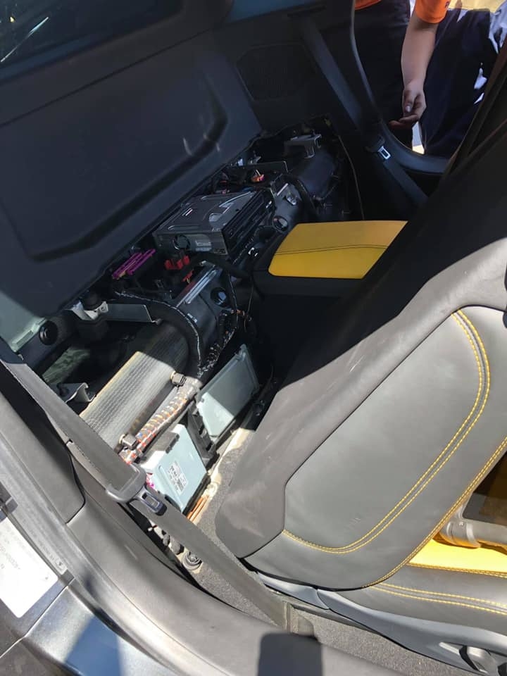 Siêu xe Lamborghini hết xăng không chịu khởi động, chủ nhân lại gọi người đến câu bình ắc-quy