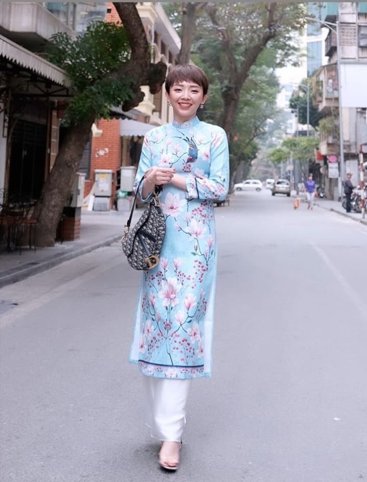 
Ngày đầu tiên của năm mới, nữ ca sĩ Tóc Tiên chọn cho mình bộ áo dài màu xanh với họa tiết hoa đua nhau khoe sắc vô cùng thanh lịch và sang trọng.